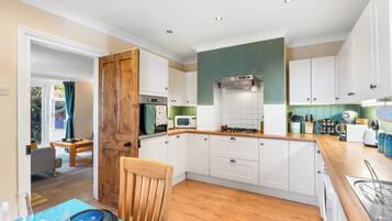 Kylskåp, mikrovågsugn, ugn och spishäll