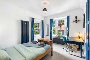 2 slaapkamers, een bureau, een strijkplank/strijkijzer, reisbedje