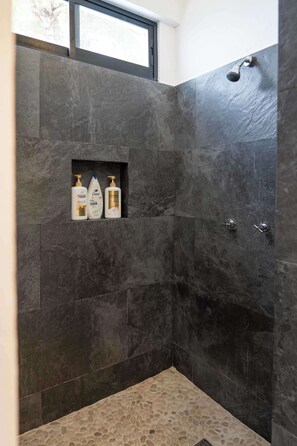 Doccia, asciugacapelli, asciugamani, shampoo