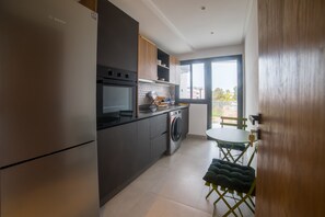 Fridge, oven, stovetop, electric kettle - Elegant Urban Escape: Centrally-located Large 1-BR Apartment  (Dar-el-Beida)