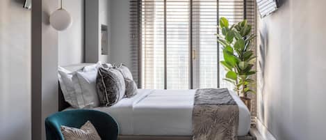Deluxe Room | In-room safe, desk, blackout drapes, iron/ironing board