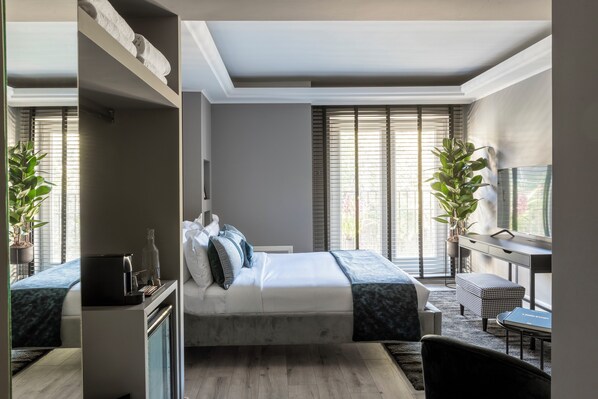 Habitació Deluxe | Caixa forta a l'habitació, escriptori i cortines opaques 