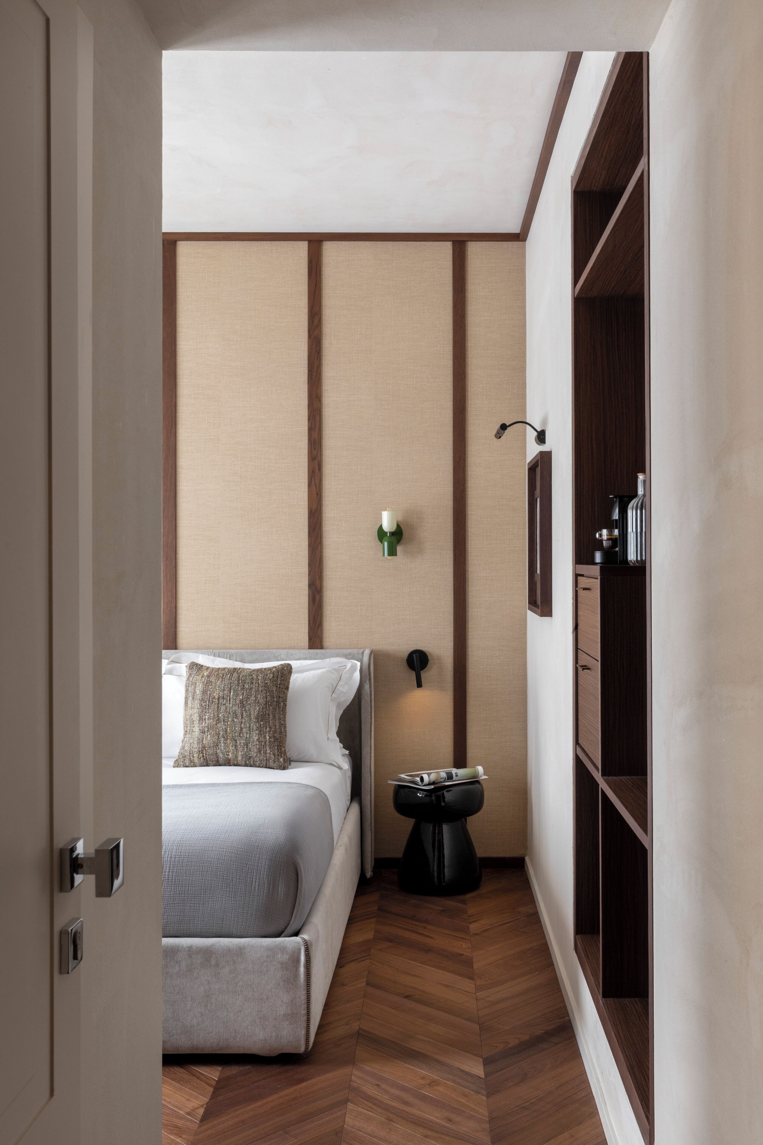 Deluxe Room, Courtyard View | In-room safe, desk, blackout drapes, iron/ironing board