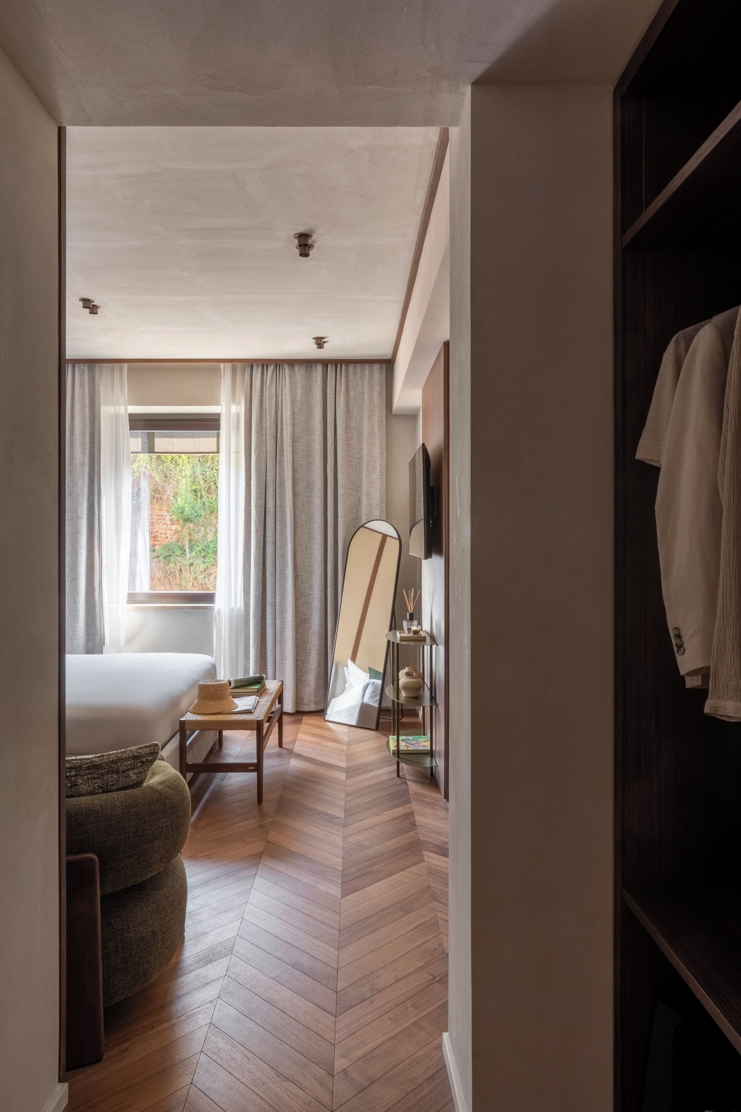 Deluxe Triple Room | In-room safe, desk, blackout drapes, iron/ironing board