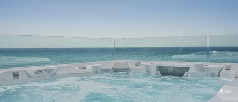 Tina de hidromasaje al aire libre