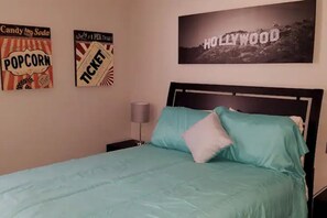 4 bedrooms, iron/ironing board, travel cot, WiFi - Peoria Corner Lot 3 Bedroom 2 Bath with High Speed Internet/Smart TVs (Peoria)