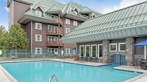 Innendørsbasseng og utendørsbasseng