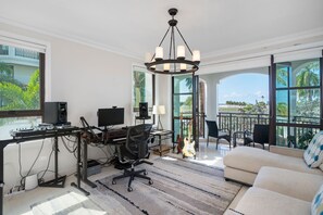 تلفزيون ذكي، ألعاب فيديو، كُتُب، شاشة كمبيوتر