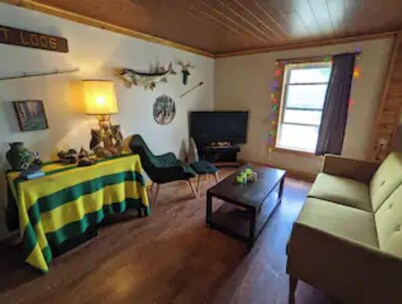 Convenient, cozy, and colorful 2 Bed/1 Bath Home