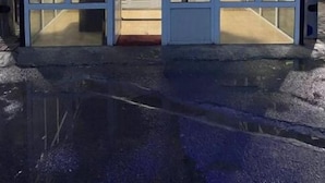 L’extérieur de l’hôtel Ikan, avec son entrée en verre et une enseigne au-dessus.