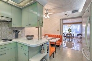 Réfrigérateur, micro-ondes, plaque de cuisson, lave-vaisselle