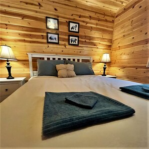2 bedrooms, desk, iron/ironing board, travel crib - Lakeside Cabin with Shared Hot Tub and Sauna! (Nestor Falls)