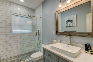 Douche, sèche-cheveux, serviettes fournies, papier toilette