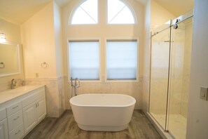 Dusche, Haartrockner, Handtücher, Toilettenpapier