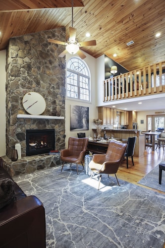 Acorn Ridge: Modern Shenandoah Mountain 4 Bedroom 4 Bathroom, Firepit, Theater