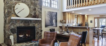 Acorn Ridge: Modern Shenandoah Mountain 4 Bedroom 4 Bathroom, Firepit, Theater