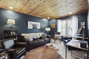 Una Smart TV, una chimenea, libros