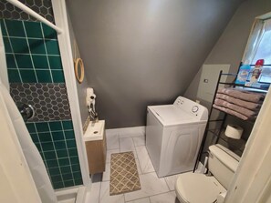 Dusj, hårføner, håndklær og såpe