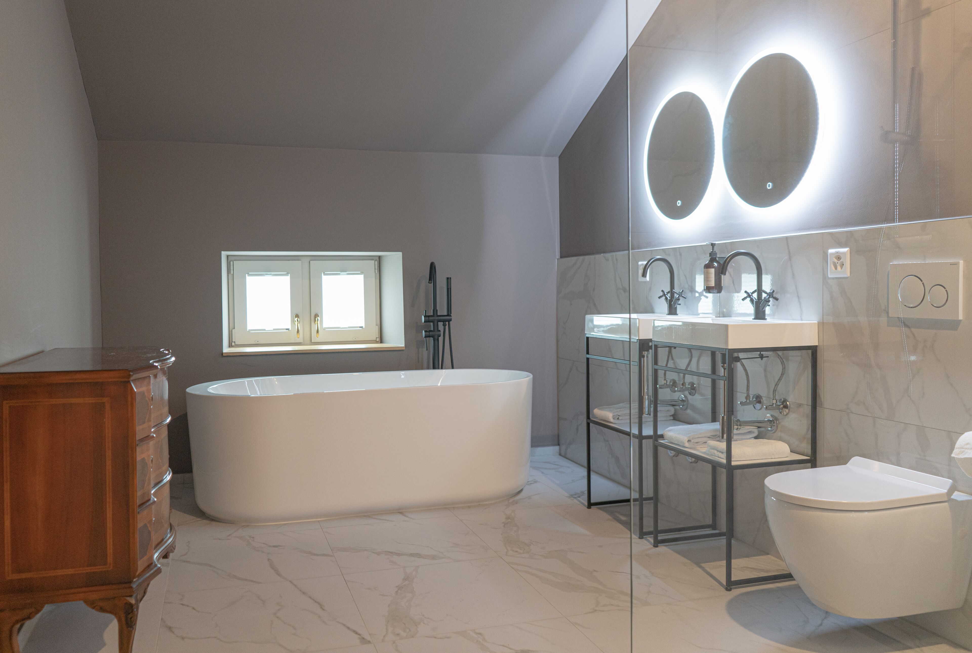 Attic Suite with Kitchenette | Baño | Secador de pelo, toallas, jabón y champú