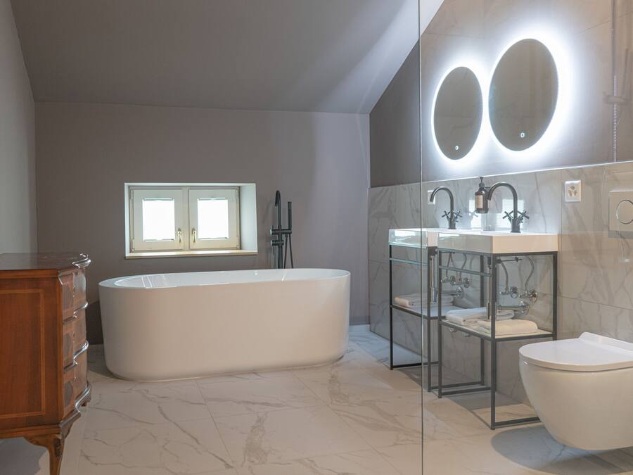 Attic Suite with Kitchenette | Kylpyhuone | Hiustenkuivaaja, pyyhkeet, saippua, sampoo