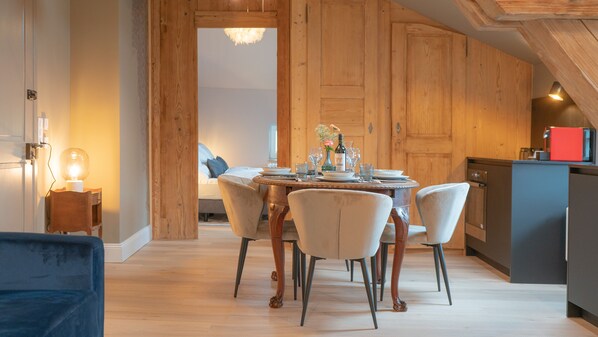 Attic Suite with Kitchenette | 起居区 | 40-英寸LED 电视 (配备卫星频道)、电视