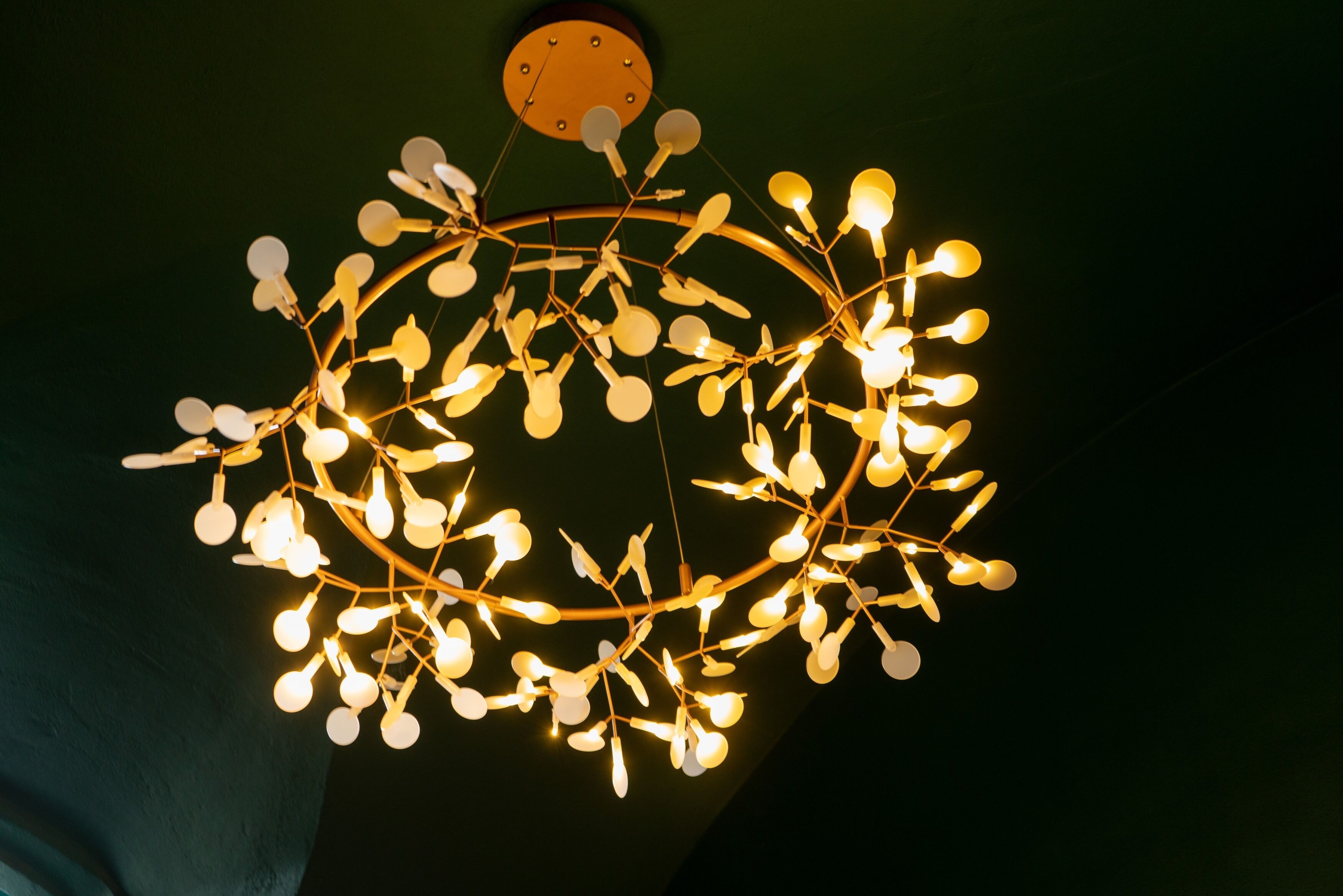 Un candelabro moderno con múltiples bombillas dispuestas en un diseño circular.