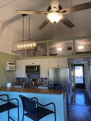 Een koelkast, een microgolfoven, een oven, een kookplaat