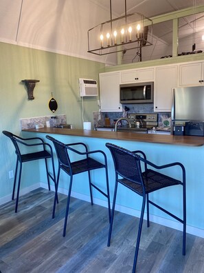 Een koelkast, een microgolfoven, een oven, een kookplaat