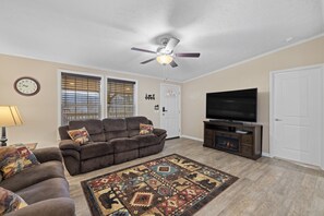 تلفزيون ذكي، كُتُب، شاشة كمبيوتر