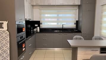 Frigorifero, microonde, forno, piano cottura