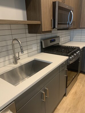 Private kitchen - Modern Luxury Atlanta Beltline Apartment with rooftop pool - Walk to (Atlanta)