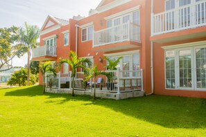 Property grounds - Negril Beach Upscale Condo (Negril)
