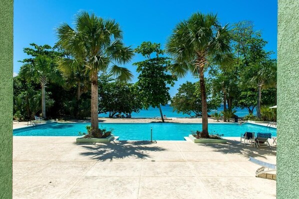 Una piscina al aire libre