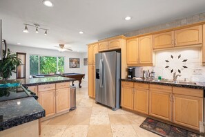 Réfrigérateur, four à micro-ondes, un four, surface de cuisson