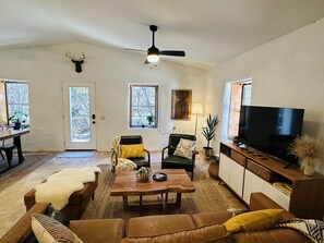 TV connectée, cheminée, chaîne hi-fi, écrans d'ordinateur