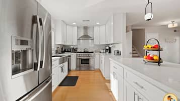 Een koelkast, een magnetron, een oven, een kookplaat