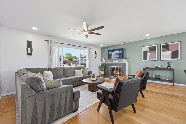 Smart TV, video games, ping pong - Ultimate Group Getaway—Pool, Spa, Views, Games! (San Diego)