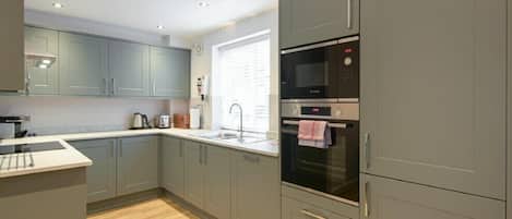 Fridge, dishwasher, cookware/dishes/utensils