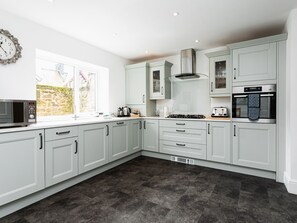 Cottage | Private kitchen | Fridge, dishwasher, cookware/dishes/utensils - Longshore (Alnwick)