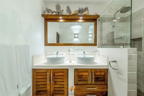 Een douche, een haardroger, handdoeken, toiletpapier