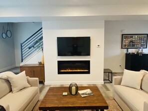 Smart TV, chimenea y libros 