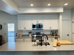 Refrigerador, microondas, horno y parrilla de estufa 