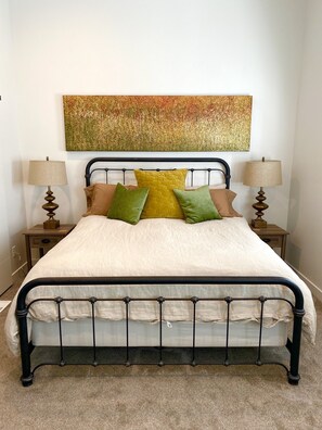 2 habitaciones, escritorio, tabla de planchar con plancha y wifi gratis 