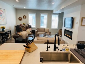 Smart TV, chimenea y libros 