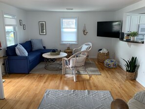 Living area - Cottage right on WHB! (Narragansett)