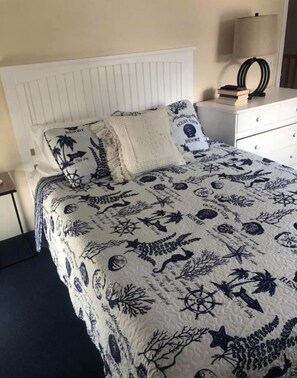 6 bedrooms, Internet, bed sheets - Cottage right on WHB! (Narragansett)