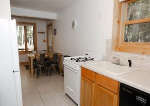 Private kitchen - Lakeside Pines 2 located on Pickerel Lake (St Germain)