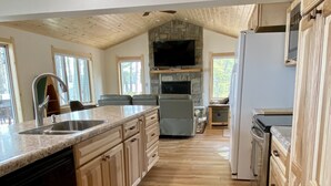Un'ampia cucina con mobili in legno, un piano di lavoro in granito e un forno integrato.