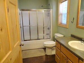 Combined shower/bathtub - Deer Run Unit #10 on Big St Germain Lake (St Germain)