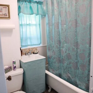 Combined shower/tub, towels, soap, shampoo